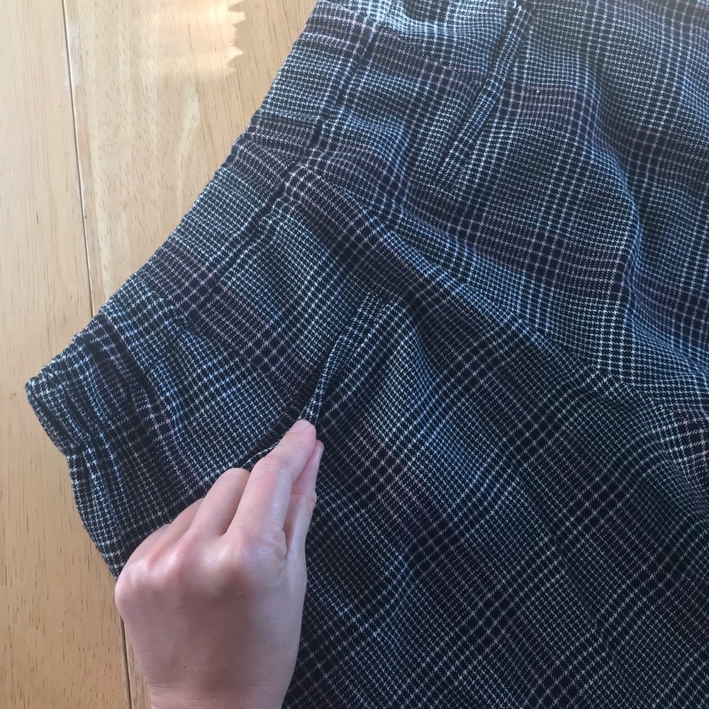 Old Navy Cropped Plaid Pants - Picture 9 of 10